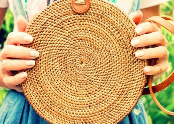 eco-fashion-ekoloska-moda-green-fashion-eco-friendly-sustainable-girl-with-eco-bag